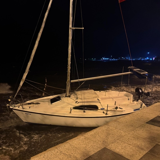 Balıkesir'de lodos, tekne ve yelkenlileri karaya sürükledi