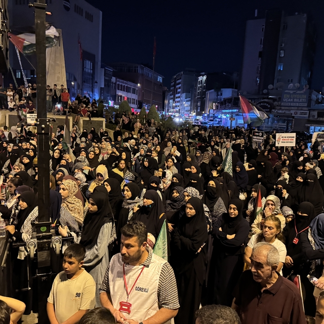 Adana ve Hatay'da İsrail'in Küresel Sumud Filosu'na saldırısı protesto edil...