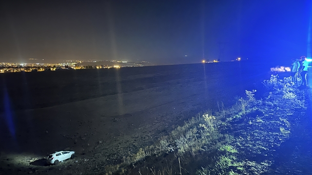 Erzurum'da şarampole yuvarlanan otomobildeki 2 kişi yaralandı