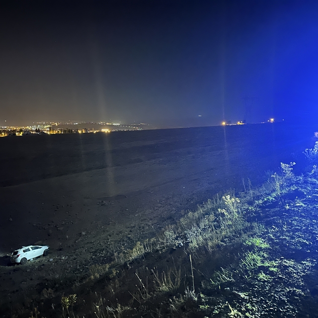 Erzurum'da şarampole yuvarlanan otomobildeki 2 kişi yaralandı