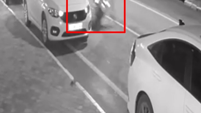 Balıkesir'de motosikletin yayaya çarptığı kaza kamerada: 2 yaralı