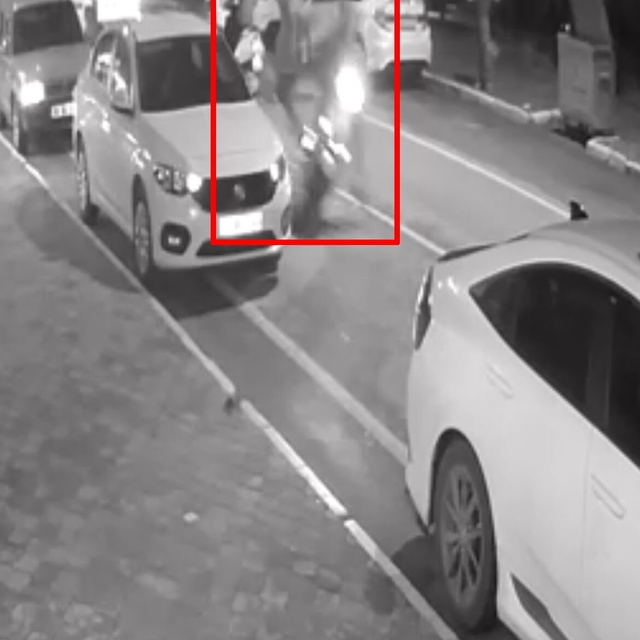 Balıkesir'de motosikletin yayaya çarptığı kaza kamerada: 2 yaralı