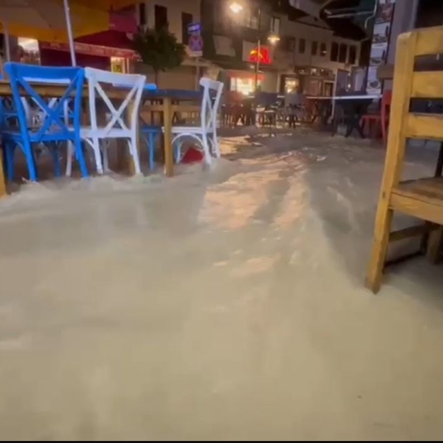 İzmir'de sağanak etkili oluyor; en çok yağışı Dikili aldı (4)