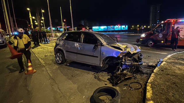 Mersin'de kavşaktaki direklere ve refüje çarpan otomobil sürücüsü yaralandı