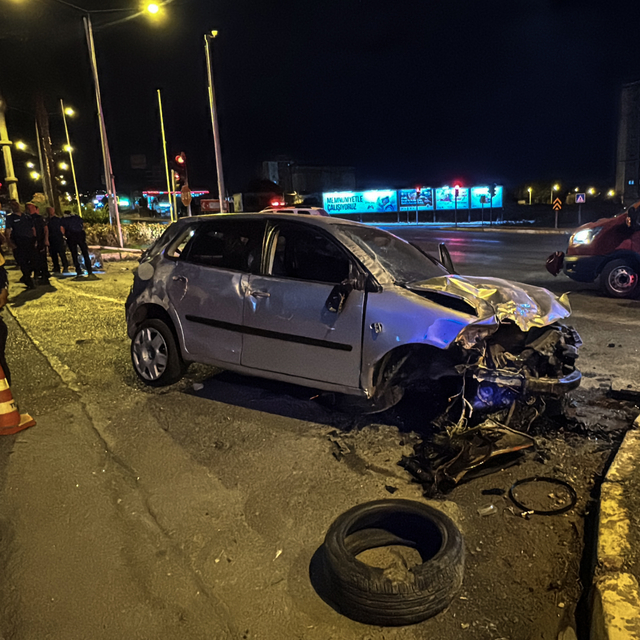 Mersin'de kavşaktaki direklere ve refüje çarpan otomobil sürücüsü yaralandı