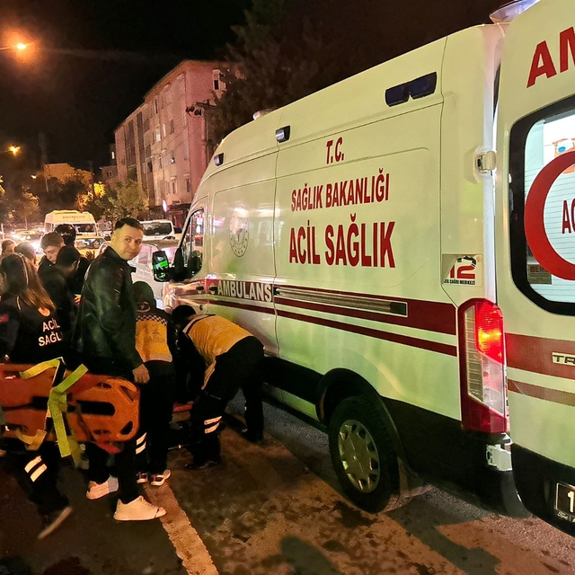 Balıkesir'de motosikletin yayaya çarptığı kazada 1'i ağır 2 kişi yaralandı