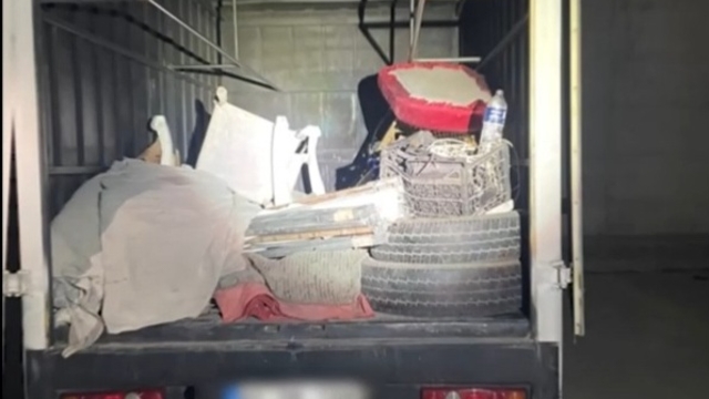 Kamyonetteki gizli bölmede 11 kaçak göçmen yakalandı: 2 tutuklama