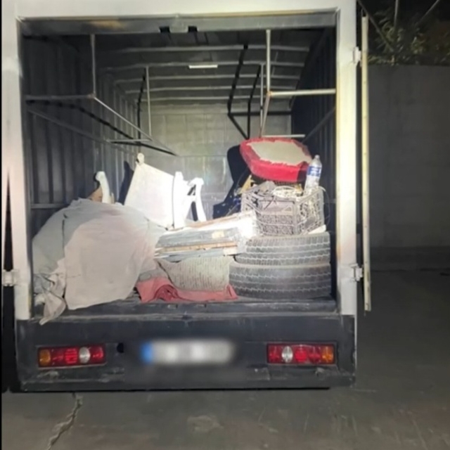 Kamyonetteki gizli bölmede 11 kaçak göçmen yakalandı: 2 tutuklama