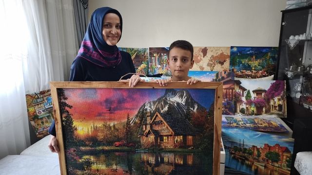 Bin ve 2 bin parçalık 30 puzzle tamamlayan Ahmet Hamza'nın hedefi sergi açmak