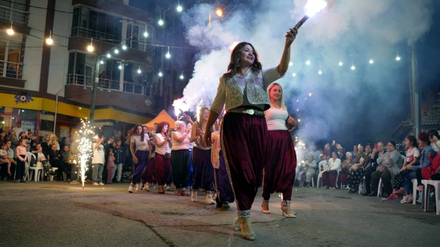 Kore Mahallesi'nde renkli şalvar gecesi