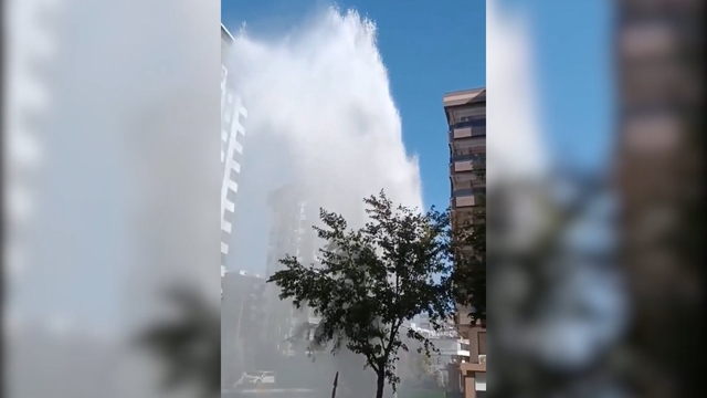 Şanlıurfa'da boru patladı, su metrelerce yükseğe fışkırdı