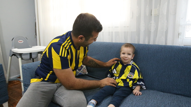 Hatay'da kanseri yenen Fenerbahçeli çocuğa imzalı forma hediye edildi