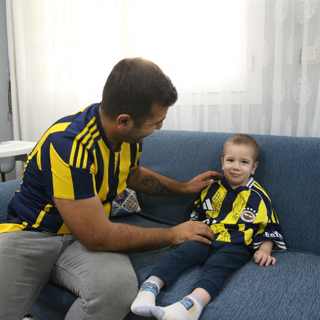 Hatay'da kanseri yenen Fenerbahçeli çocuğa imzalı forma hediye edildi
