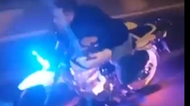 Motosikletini yüzüstü üzerine uzanarak kullanan sürücüye 49 bin TL ceza