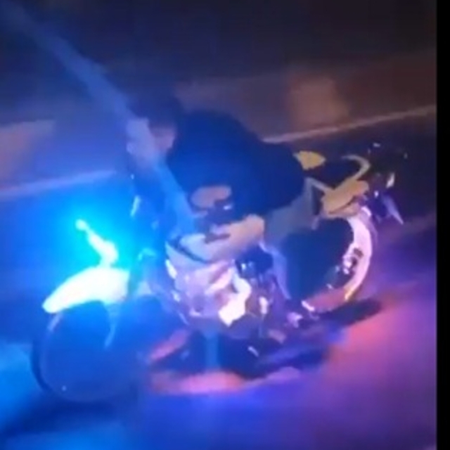 Motosikletini yüzüstü üzerine uzanarak kullanan sürücüye 49 bin TL ceza