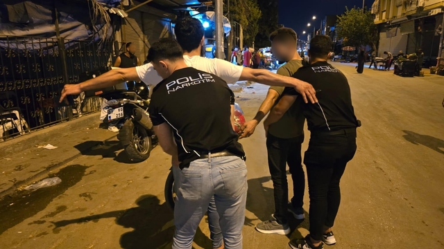 Adana'da üzerlerinde uyuşturucu bulunan 9 kişi gözaltına alındı