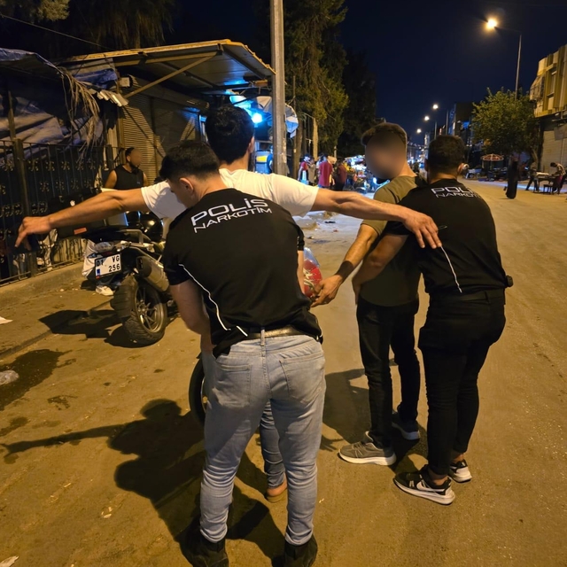 Adana'da üzerlerinde uyuşturucu bulunan 9 kişi gözaltına alındı