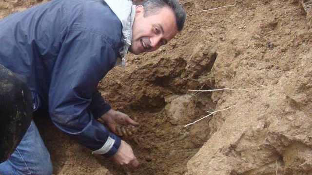 Doğadan topladığı taşları 40 yıldır işleyip, takıya dönüştürüyor