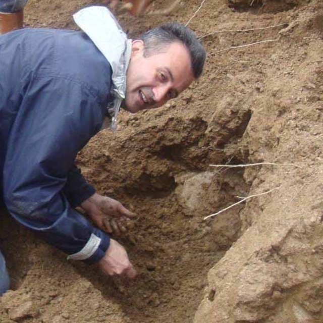 Doğadan topladığı taşları 40 yıldır işleyip, takıya dönüştürüyor