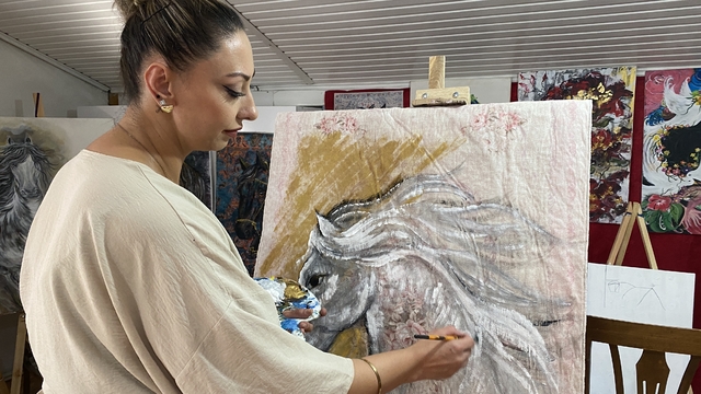 El dokuması halı ve kilimleri resimlerine 'tuval' yaptı