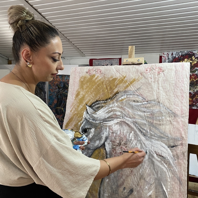 El dokuması halı ve kilimleri resimlerine 'tuval' yaptı