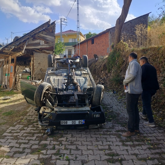 Akıncılar'da devrilen otomobildeki 2 kişi yaralandı