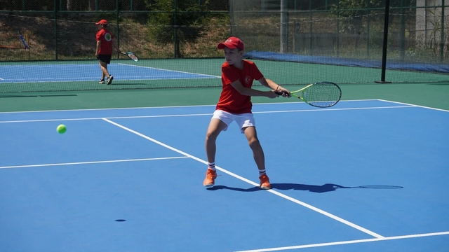 Tenis tutkunu kaymakam, sporcu kişiliğiyle gençlere rol model oluyor