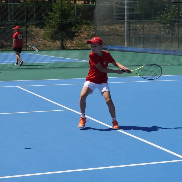 Tenis tutkunu kaymakam, sporcu kişiliğiyle gençlere rol model oluyor