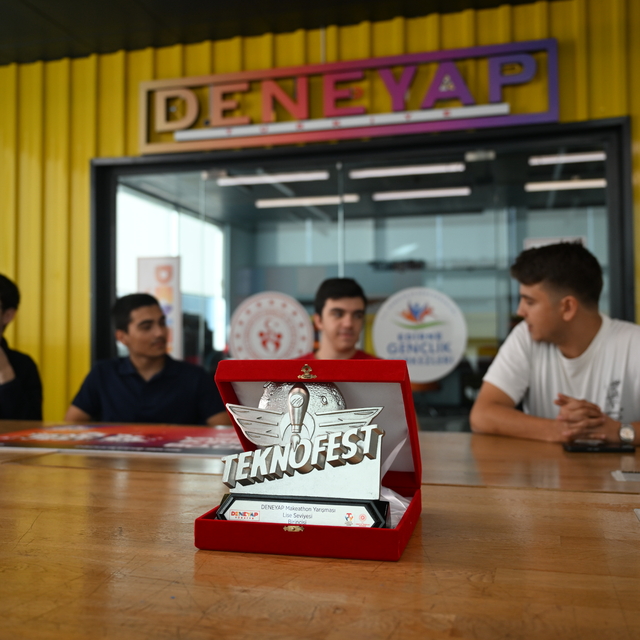 DENEYAP Makeathon Yarışması ikincisi öğrenciler, üniversitede de TEKNOFEST'...