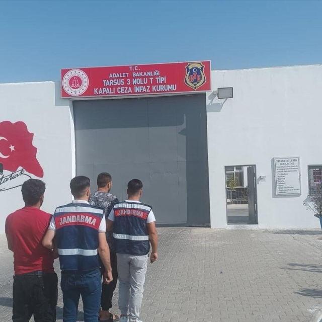 Mersin'de terör örgütü DEAŞ'a yönelik operasyonda yakalanan 2 zanlı tutukla...
