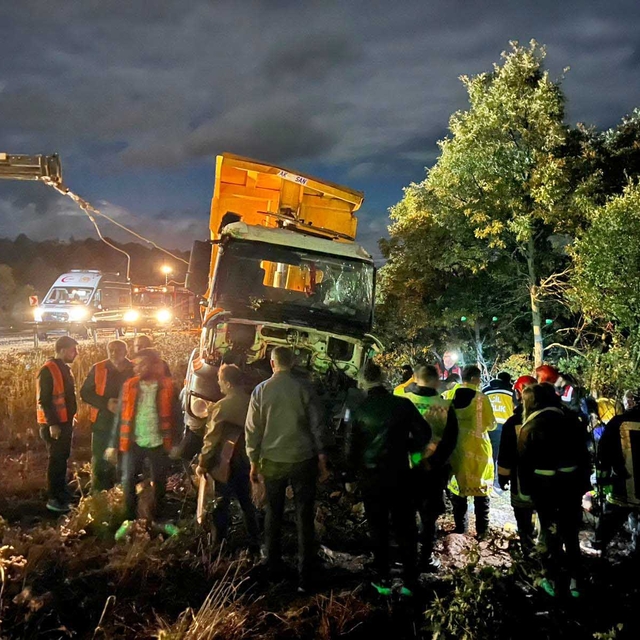 Konya'da kamyon devrildi: 2 ölü, 1 yaralı