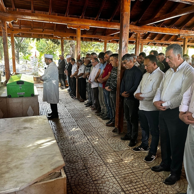 Mersin'de şarampole yuvarlanan minibüste ölen 3 kişi toprağa verildi