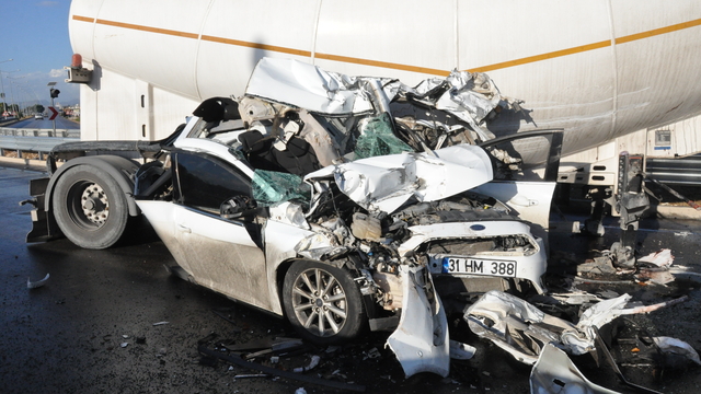 Mersin'de 3 aracın karıştığı zincirleme trafik kazasında 1 sürücü yaralandı