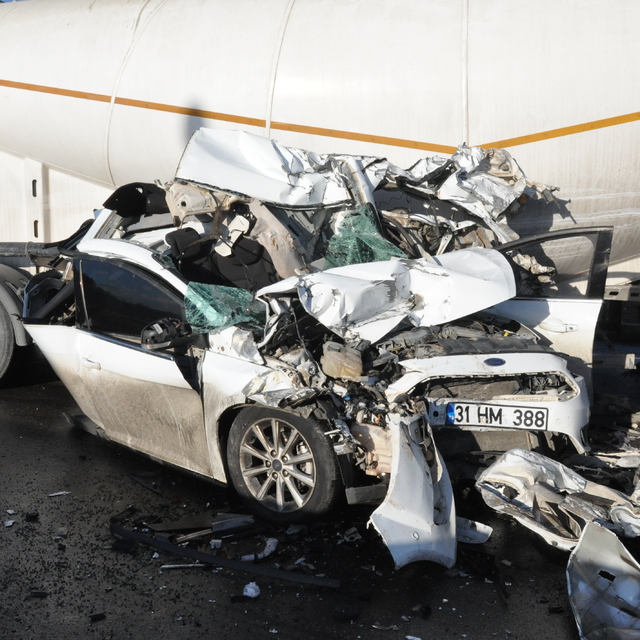 Mersin'de 3 aracın karıştığı zincirleme trafik kazasında 1 sürücü yaralandı
