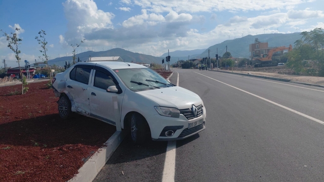 Samandağ'da çarpışan iki otomobilde hasar oluştu