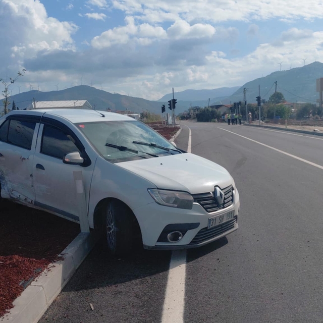 Samandağ'da çarpışan iki otomobilde hasar oluştu