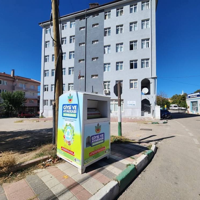 Orhaneli'de sokaklara ayakkabı ve kıyafet kumbaraları yerleştirildi