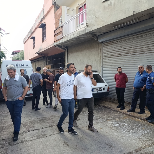 Polise bıçakla saldıran uyuşturucu bağımlısı, bacağından vurularak etkisiz...