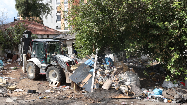 Antalya'da 8 müstakil evden tonlarca çöp çıkarıldı