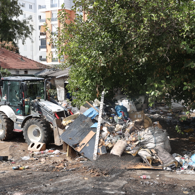 Antalya'da 8 müstakil evden tonlarca çöp çıkarıldı