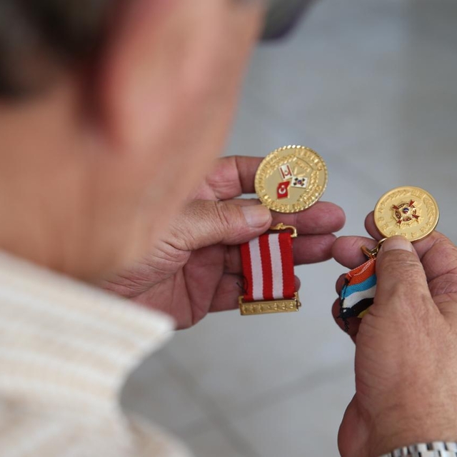 105 yaşında vefat eden Kore gazisinin yanından ayırmadığı madalyaları oğlun...