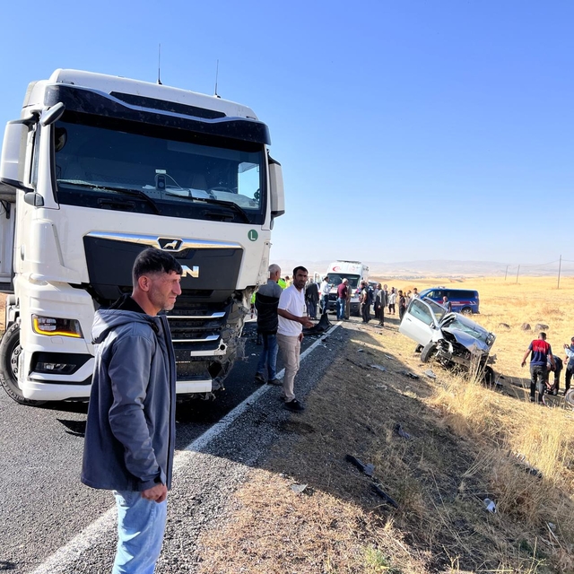 Muş'ta otomobil ile tırın çarpıştığı kazada 1 kişi yaralandı
