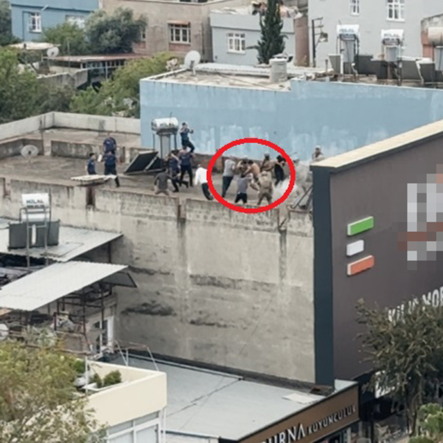 Polise bıçakla saldıran uyuşturucu bağımlısı, bacağından vurularak etkisiz...