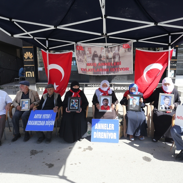 Muş'ta evlatlarına kavuşmak isteyen aileler, DEM Parti önündeki eylemlerini...