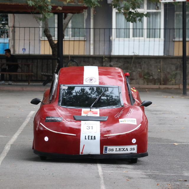 Liseliler okulun atölyesinde ürettikleri elektrikli araç "Lexa"yı geliştirm...