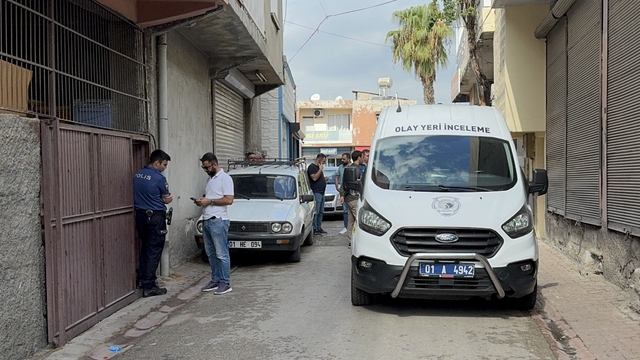 Adana'da polis ve sağlık ekibine saldıran şizofreni hastası silahla bacağından vuruldu