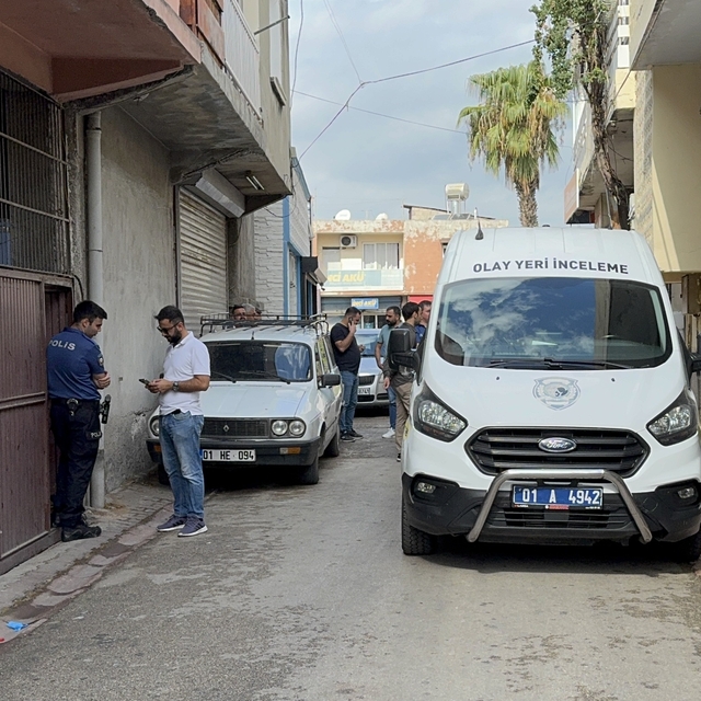 Adana'da polis ve sağlık ekibine saldıran şizofreni hastası silahla bacağın...