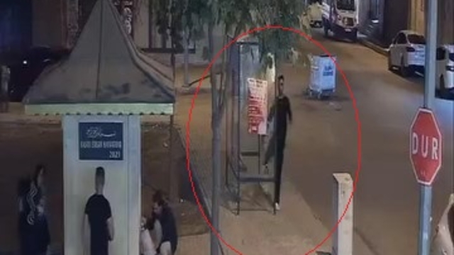 Otobüs durağının camını tekmeyle kırdı; olay kamerada