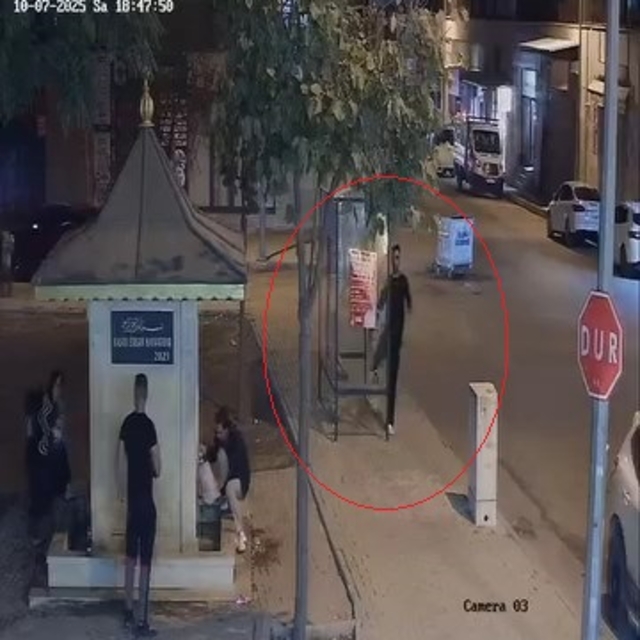 Otobüs durağının camını tekmeyle kırdı; olay kamerada