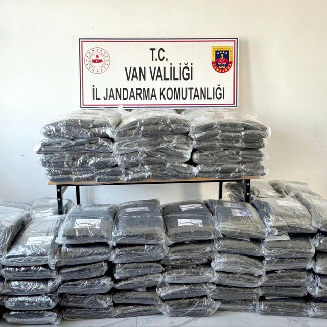 Van'da durdurulan araçta 1 milyon liralık kaçak malzeme ele geçirildi